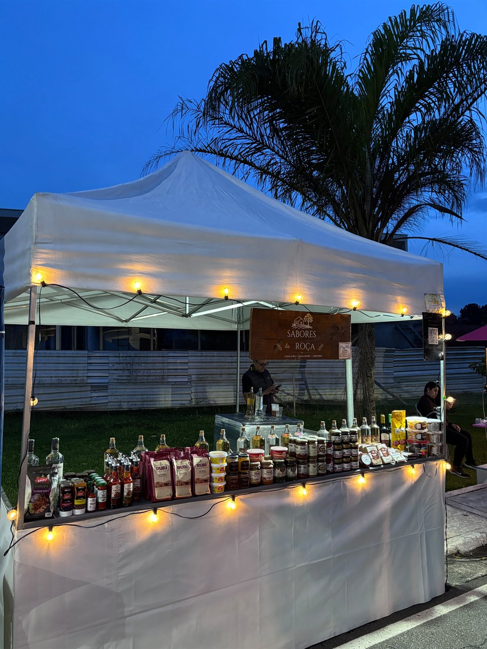 Tenda iluminada em feira noturna